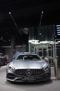 Oświetlenie prezentujące  Mercedesa w klasie AMG 